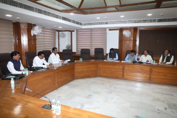 अनुसूचित जाति कल्याण विभाग की विभागीय परामर्शदात्री समिति की बैठक लेते हुए मंत्री नागर सिंह चौहान