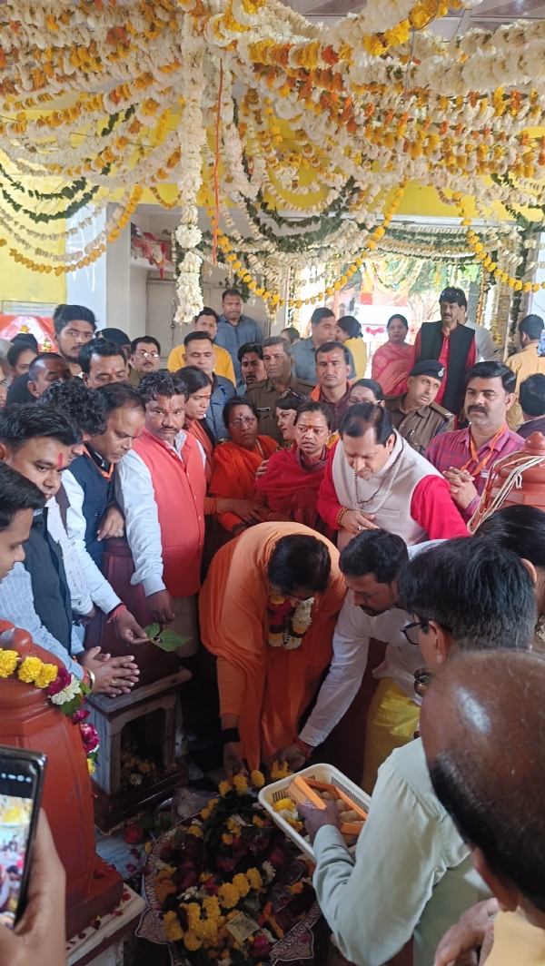 दतिया: साध्वी ऋतंभरा ने मां पीतांबरा के दर्शन कर किया पूजन