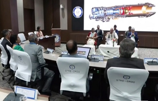 बेंगलुरु में गैस टरबाइन रिसर्च एस्टेब्लिशमेंट के एक कार्यक्रम को संबोधित करते रक्षा मंत्री