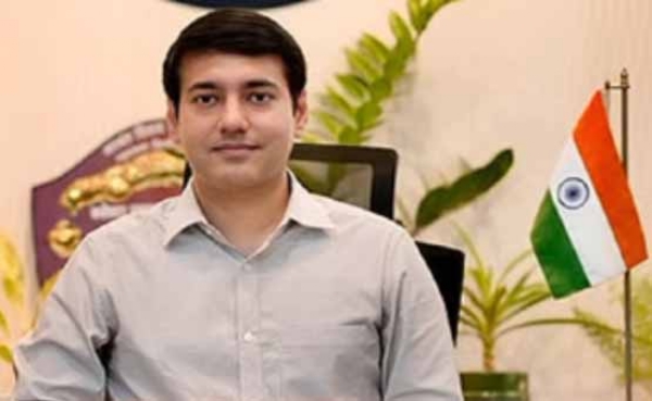 बस्तर कलेक्टर आकाश छिकारा बस्तर कलेक्टर आकाश छिकारा