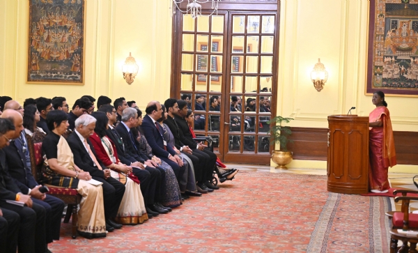 राष्ट्रपति द्रौपदी मुर्मु सोमवार को प्रशिक्षु अधिकारियों को राष्ट्रपति भवन में संबोधित करते हुए