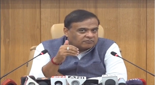 गुवाहाटीः लोक सेवा भवन में संवाददाता सम्मेलन को संबोधित करते मुख्यमंत्री डॉ. हिमंत बिस्व सरमा गुवाहाटीः लोक सेवा भवन में संवाददाता सम्मेलन को संबोधित करते मुख्यमंत्री डॉ. हिमंत बिस्व सरमा