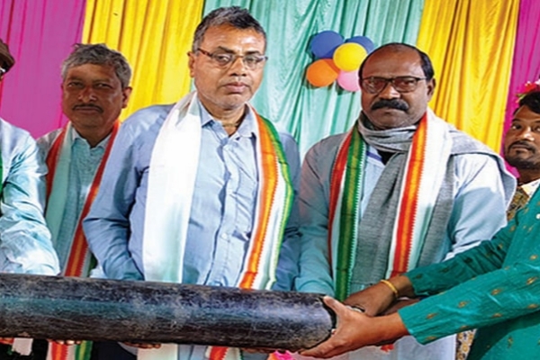 ग्रामीण मरीजों के लिए पूजा के दिन ऑक्सीज सिलेंडर देते हुए