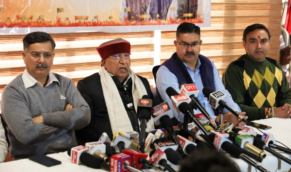 पत्रकार वार्ता के दौरान सांसद और अन्य।