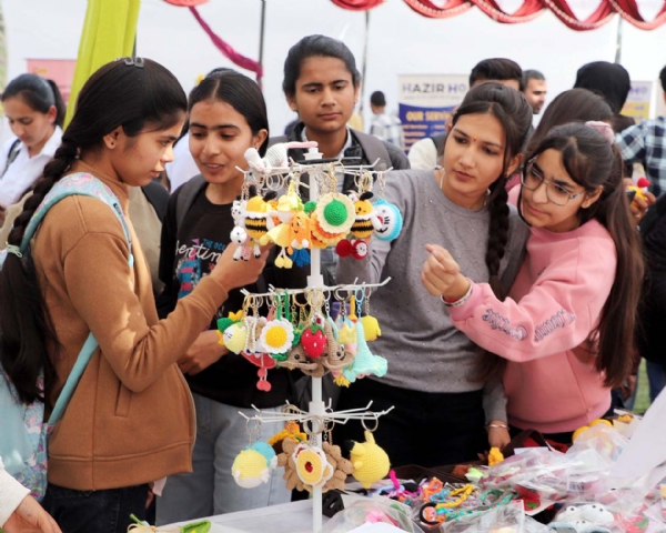 ‘कोनार्क 26’ में एक्पो डिस्पले स्टाॅल को देखते प्रतिभागी विद्यार्थी।