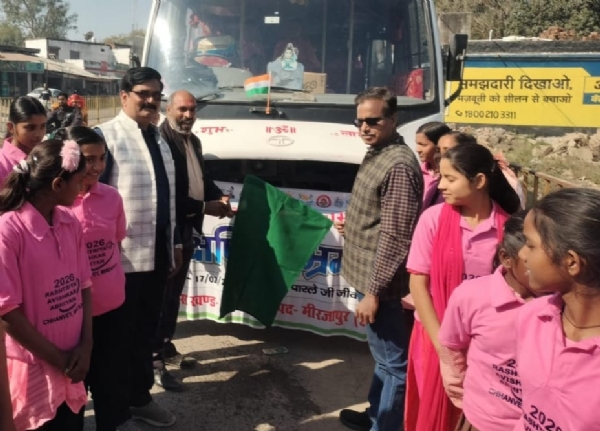 टूरिस्ट बस को हरी झंडी दिखाकर एक्सपोजर विजिट पर बच्चों को रवाना करते बीईओ राजेश श्रीवास्तव।