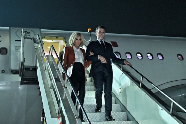 भारत के दौरे पर पहुंचे फ्रांस के राष्ट्रपति मैक्रों