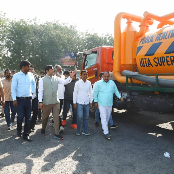 खेल मंत्री गौरव गौतम मशीनों का निरीक्षण करते हुए खेल मंत्री गौरव गौतम मशीनों का निरीक्षण करते हुए