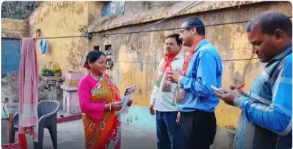 जनसंपर्क अभियान चलाते डॉक्टर विजन