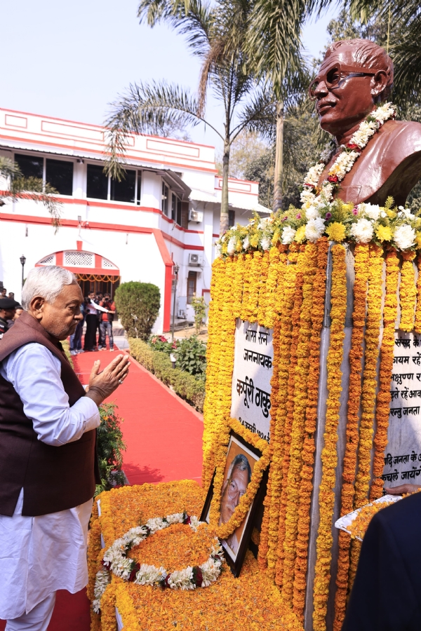 भारत रत्न स्व कर्पूरी ठाकुर की पुण्यतिथि पर श्रद्धांजलि देते मुख्यमंत्री नीतीश भारत रत्न स्व कर्पूरी ठाकुर की पुण्यतिथि पर श्रद्धांजलि देते मुख्यमंत्री नीतीश