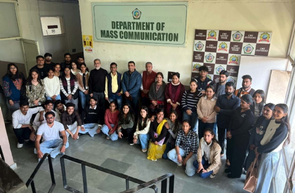 कार्यक्रम में उपस्थित अतिथिगण एवं प्रतिभागी।