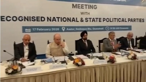 असमः राजनीतिक पार्टियों एवं चुनाव आयोग की टीम के साथ गुवाहाटी में आयोजित बैठक का दृश्य