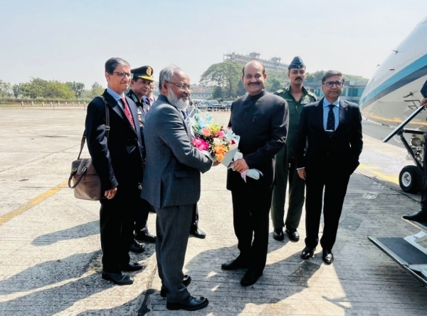 बांग्लादेश में ओम बिरला का स्वागत करते अंतरिम सरकार के विदेश सलाहकार एम तौहीद हुसैन