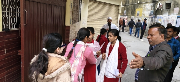 चित्रगुप्त इंटर कॉलेज में परीक्षा देने पहुंचीं छात्राओं की चेकिंग करती शिक्षिकाएं।