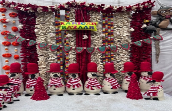 कारीगर बाजार में प्रस्तुत कलाओं की फोटो।