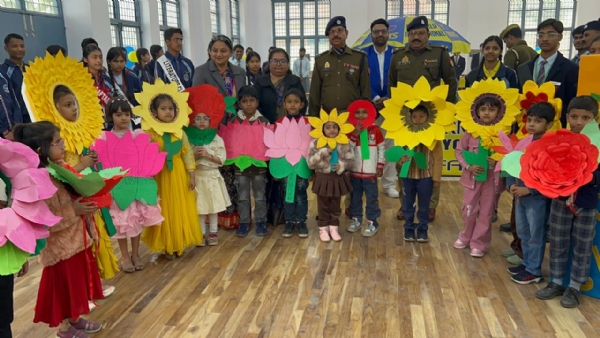 पुलिस मॉडर्न स्कूल में दो दिवसीय पुस्तक मेले के शुभारंभ पर उपस्थित अतिथि, बच्चे व स्टाफ। पुलिस मॉडर्न स्कूल में दो दिवसीय पुस्तक मेले के शुभारंभ पर उपस्थित अतिथि, बच्चे व स्टाफ।