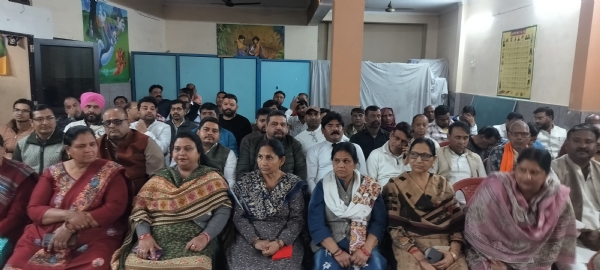 मुरादाबाद देहात विधानसभा के बजट परिचर्चा कार्यक्रम में उपस्थित पदाधिकारी।