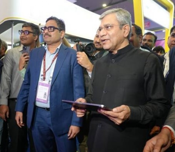 ‘वेव्स क्रिएटर्स कॉर्नर’ का उद्घाटन का उद्घाटन करते अश्विनी वैष्णव