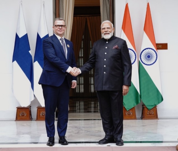 फिनलैंड के प्रधानमंत्री पेटेरी ओर्पो से मुलाकात करते प्रधानमंत्री मोदी
