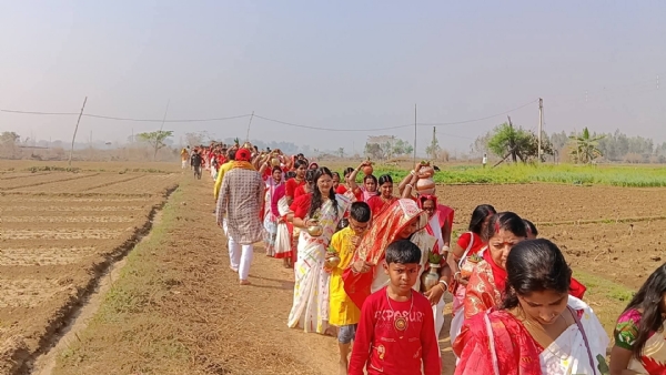 महिलाओं का पूजा में लगी कतारें