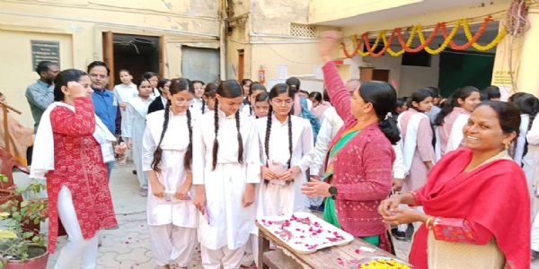 वाराणस्यां दृढ सुरक्षायां उत्तरप्रदेशस्य माध्यमिकीपरीक्षाः शुभारब्धा, छात्रासु पुष्पवर्षा