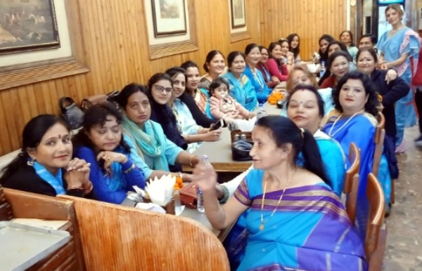 बैठक में उपस्थित महिलायें बैठक में उपस्थित महिलायें