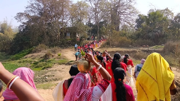 विष्णुपुर मंदिर में विशेष पूजन सामग्री लेकर महिलाएं