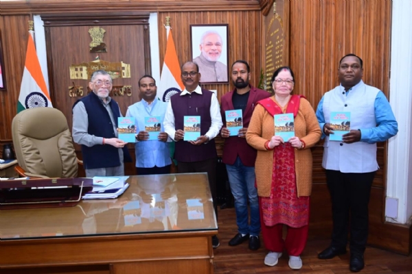 विमोचन करते राज्यपाल