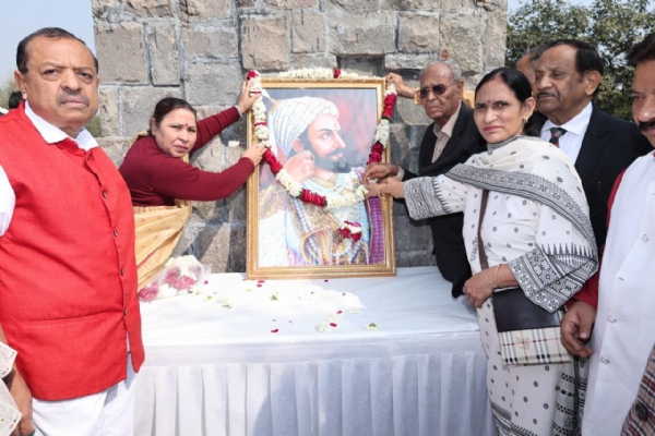 एमसीडी में स्थायी समिति अध्यक्ष सत्या शर्मा छत्रपति शिवाजी महाराज की प्रतिमा पर माल्यार्पण करते हुए। एमसीडी में स्थायी समिति अध्यक्ष सत्या शर्मा छत्रपति शिवाजी महाराज की प्रतिमा पर माल्यार्पण करते हुए।