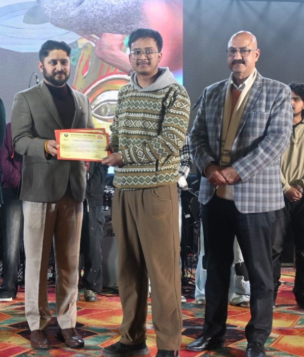 विजेताओं को पुरस्कृत करते हुए उपायुक्त।