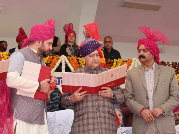 मंडी शहर के पांच सौवें वर्ष में प्रवेश के अवसर पर डाक विभाग के सहयोग से विशेष कवर जारी करते हुए।