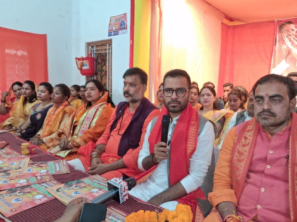 पत्रकारों से बात करते डा. गौतम खट्टर