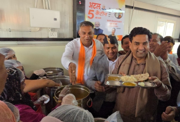 दिल्ली के पर्यटन मंत्री कपिल मिश्रा ने करावल नगर के चौहान पट्टी  स्थित बस टर्मिनल पर अटल कैंटीन शुभांरभ किया। उन्होंने टोकन लेकर अटल कैंटीन में लोगों के साथ भोजन भी किया।