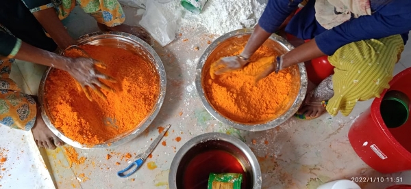 प्रकृति की ओर सोसाइटी द्वारा हर्बल गुलाल तैयार करते हुए