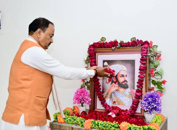 शिवा जी के चित्र पर माल्यार्पण करते केशव प्रसाद मौर्य