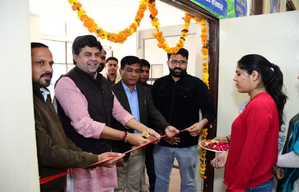 दो दिवसीय जागरूकता प्रदर्शनी का शुभारंभ करते भाजपा जिलाध्यक्ष डा यतेंद्र राव।