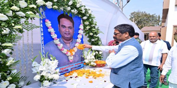 मुख्यमन्त्री हेमन्तसोरेनः धनबादनगरं प्राप्य दिवंगतं डॉ०बुद्धदेवमहतोम् भावपूर्णां श्रद्धाञ्जलिं समर्पितवान्