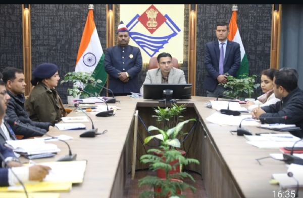 देहरादून जिलाधिकारी बैठक करते हुए।