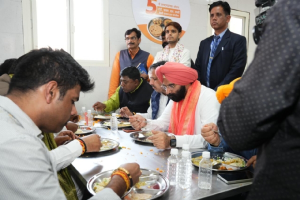 मॉडल टाउन के लालबाग इलाके शुरू हुई अटल कैंटीन में भोजन करते दिल्ली के पर्यावरण मंत्री मनजिंदर सिंह सिरसा