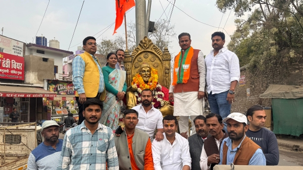 महाराज शिवाजी की जयंती के मौके पर उनकी प्रतिमा पर पुष्पां अर्पित करते हुए महापौर गणेश केसरवानी का छाया चित्र