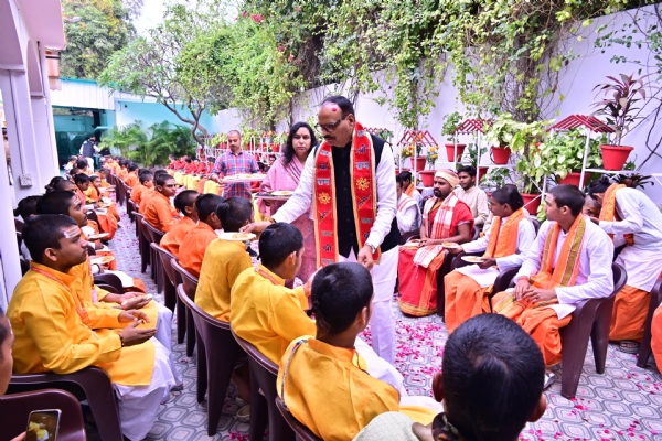 बटुकों का सम्मान करते ब्रजेश पाठक