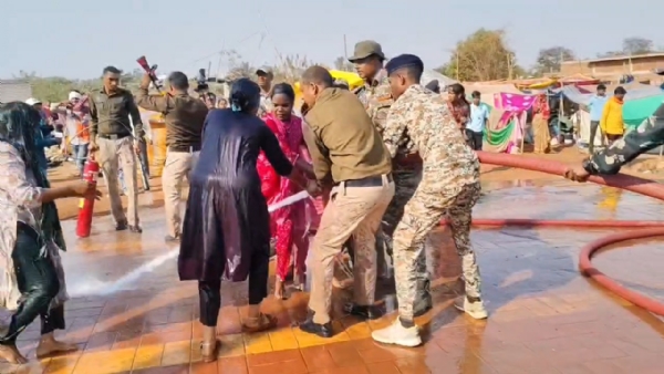 नवा रायपुर के तूता धरना स्थल पर आंदोलनकारियों और पुलिस के बीच झड़प नवा रायपुर के तूता धरना स्थल पर आंदोलनकारियों और पुलिस के बीच झड़प