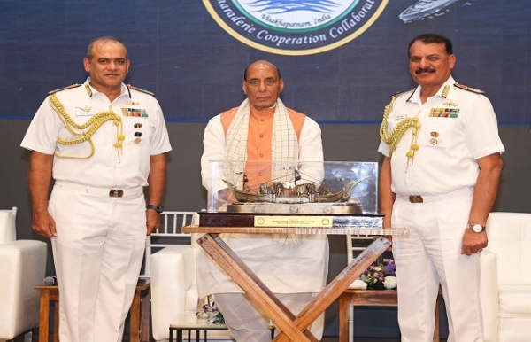 रक्षा मंत्री राजनाथ सिंह के साथ नौसेना प्रमुख