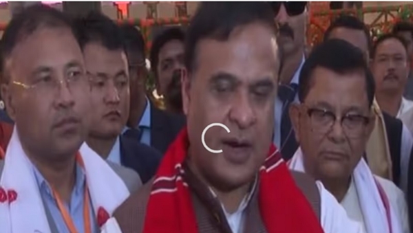 मीडिया से बातचीत करते असम के मुख्यमंती डॉ. हिमंत बिस्व सरमा
