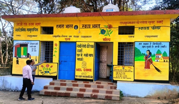 निरीक्षण करते अधिकारी। निरीक्षण करते अधिकारी।