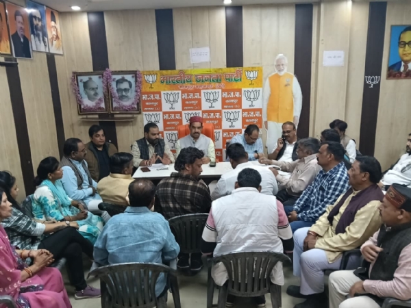 बैठक के दौरान जिलाध्यक्ष अनिल दीक्षित व अन्य बैठक के दौरान जिलाध्यक्ष अनिल दीक्षित व अन्य