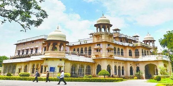 इविवि-विधि-संकाये आयोजितायां अन्तः-मूट्-न्यायालय-प्रतियोगितायां छात्रैः अधिवक्ता-कौशलं प्रदर्शितम्