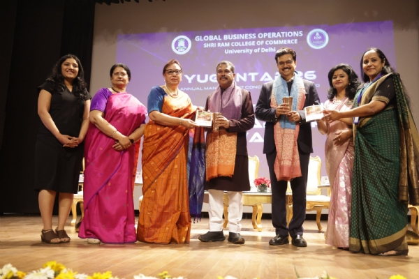 केंद्रीय शिक्षा मंत्री धर्मेंद्र प्रधान  और डीयू कुलपति प्रो. योगेश सिंह एसआरसीसी  के युगांतर वार्षिक प्रबंधन कॉन्क्लेव कार्यक्रम में।