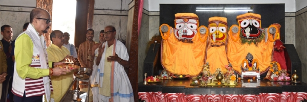 राज्यपाल  रमेन डेका महाप्रभु  जगन्नाथ भगवान के दर्शन करते हुए