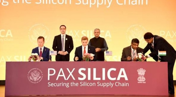 नई दिल्ली में इंडिया एआई इम्पैक्ट समिट 2026 के दौरान भारत ने पैक्स सिलिका गठबंधन में शामिल होने के समझौते पर हस्ताक्षर किए। समारोह में केंद्रीय मंत्री अश्विनी वैष्णव और अमेरिकी राजदूत सर्जियो गोर मौजूद रहे।